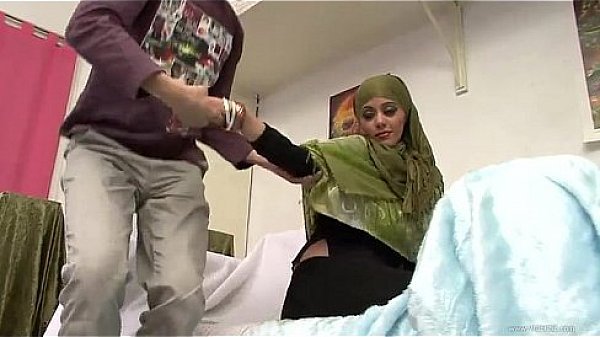 Arab Slut Shows Her Amazing Body While Fucking